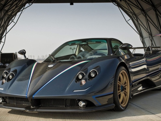 Красивый автомобиль Pagani Zonda