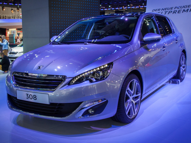 Peugeot 308 в автосалоне
