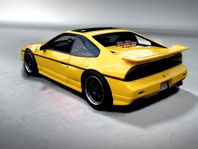 Красивый автомобиль Pontiac Fiero в Москве