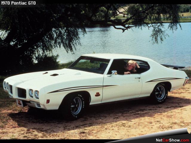 Красивый автомобиль Pontiac GTO 1969