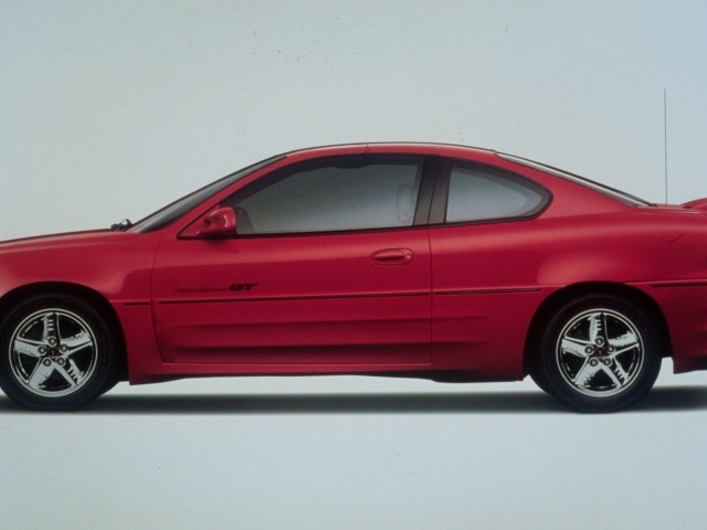 Красивый автомобиль Pontiac Grand Am в Москве