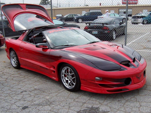 Автомобиль Pontiac Firebird на дороге