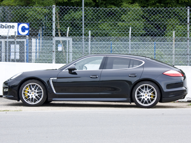 Черный Porsche Panamera