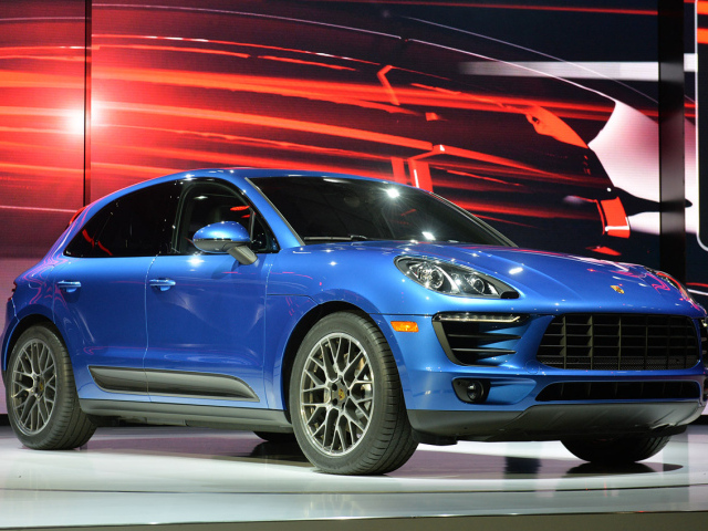 Голубой Porsche Macan