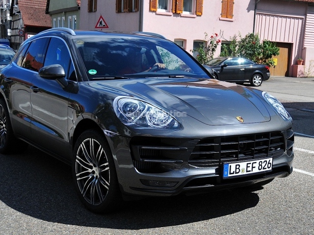 Городской пейзаж с Porsche Macan