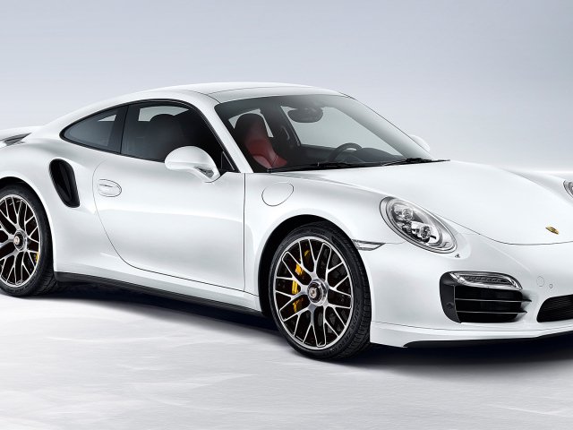 Автомобиль Porsche 911 Turbo 2014 на дороге