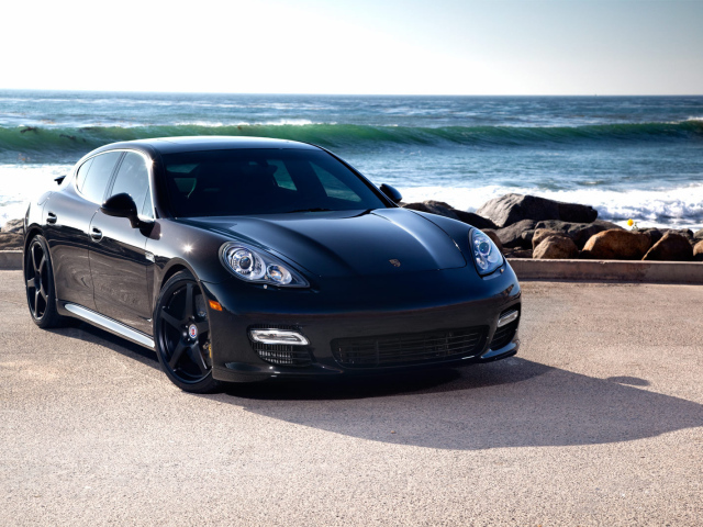 Porsche Panamera на фоне моря