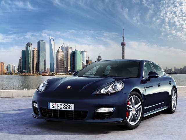 Porsche Panamera на фоне города