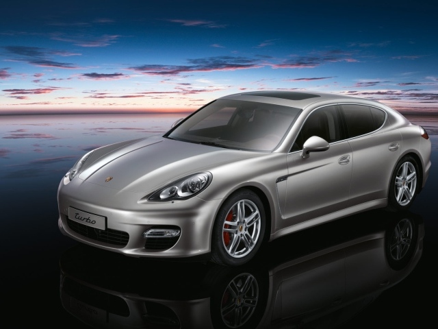 Серебристый Porsche panamera turbo