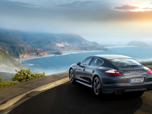 Автомобиль Porsche panamera turbo