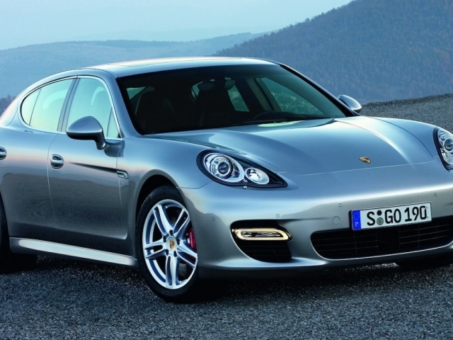 Серебристый Porsche Panamera