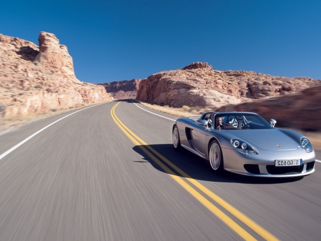 Серебристый Порш в действии