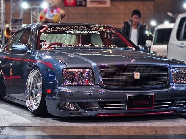 Автомобиль с мишкой на крыше