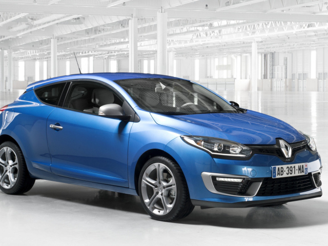 Автомобиль Renault Megane 2014 на дороге