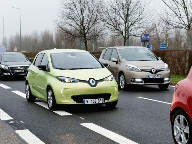 Автомобиль Renault Next Two 2014 на дороге