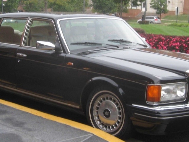 Красивый автомобиль Rolls Royce Silver Spirit в Москве