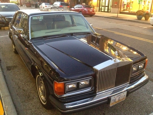 Автомобиль Rolls Royce Silver Spirit на дороге