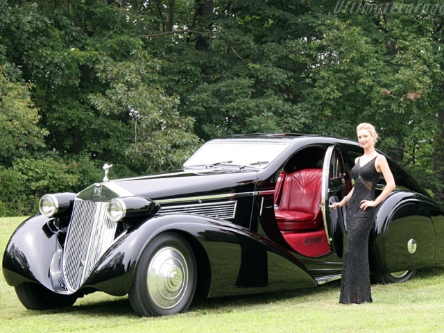 Девушка у Роллс Ройса