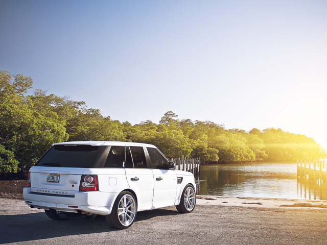 Лэнд Ровер около водоема