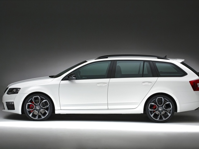 Красивый автомобиль Skoda Octavia 2014