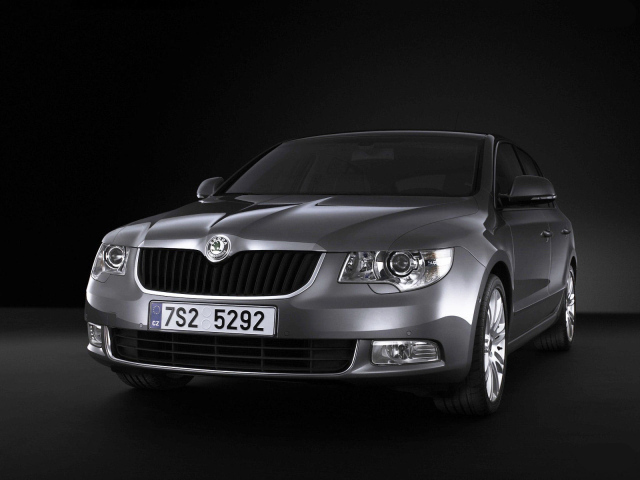 Красивый автомобиль Skoda SuperB
