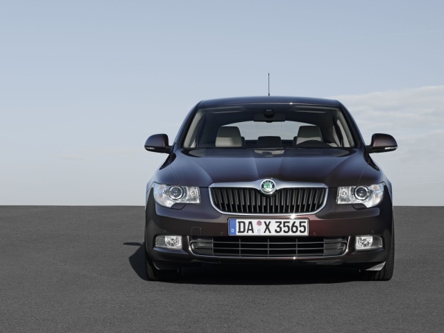 Автомобиль марки Skoda модели SuperB