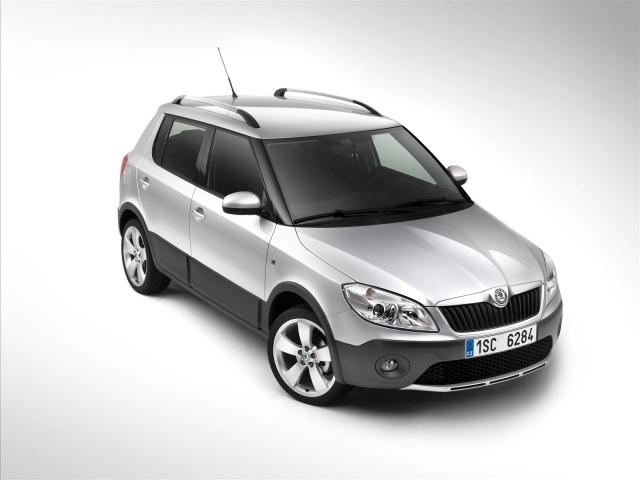 Автомобиль Skoda Fabia на дороге