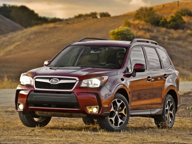 Красивый автомобиль Subaru Forester 2013