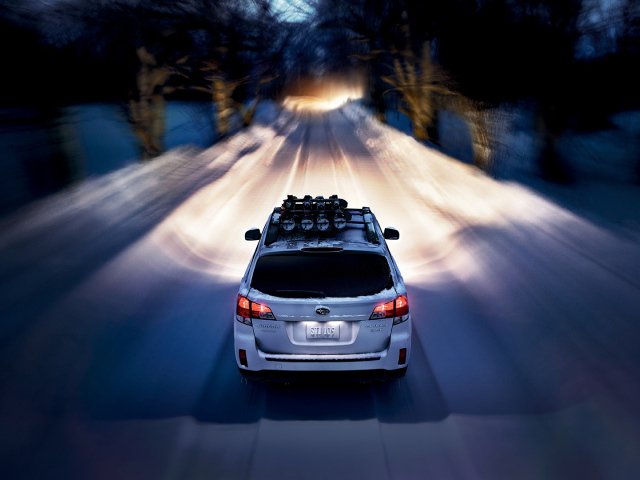 Красивый автомобиль Subaru Outback в Москве