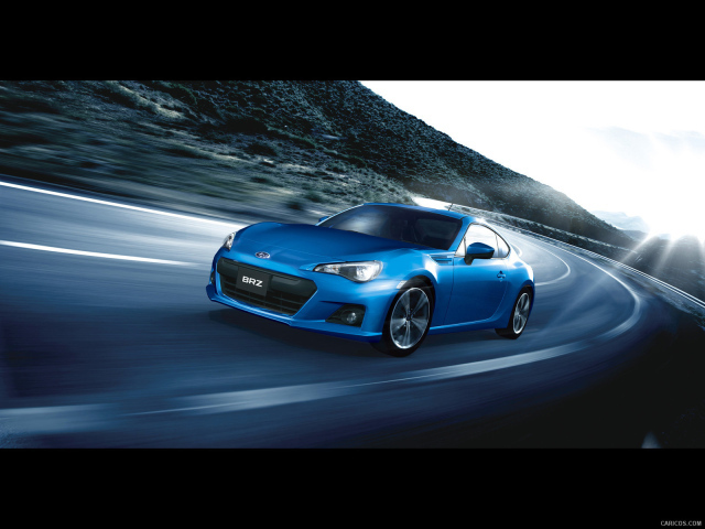 Автомобиль Subaru BRZ на дороге