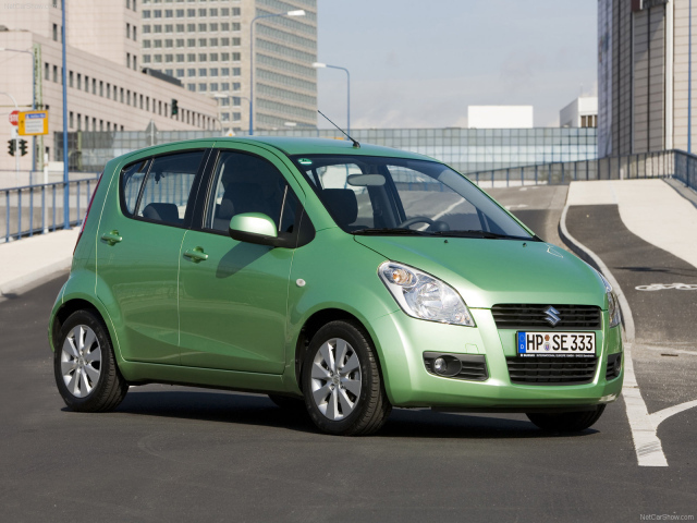   Красивый автомобиль Suzuki Splash