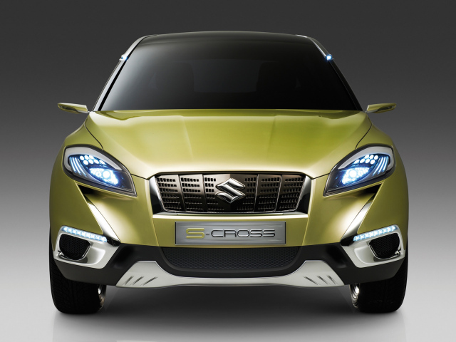 Автомобиль Suzuki S-Cross 2014 на дороге 