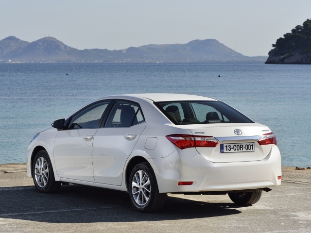 Автомобиль Toyota Corolla 2014 на дороге 
