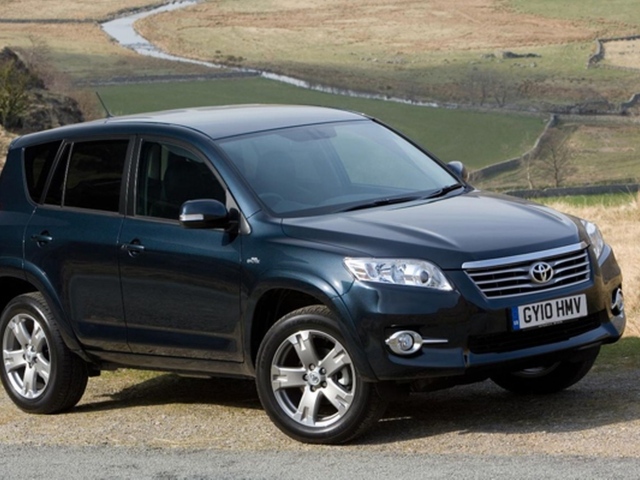 Красивый автомобиль Toyota RAV4 в Москве