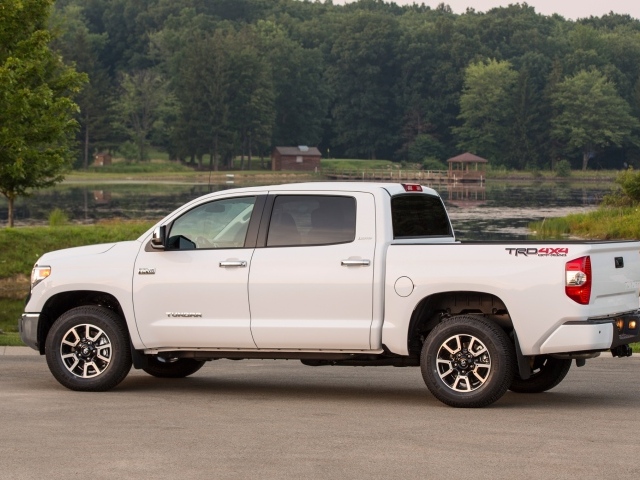 Красивый автомобиль Toyota Tundra 2014 в Москве