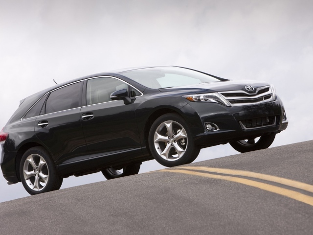Красивый автомобиль Toyota Venza