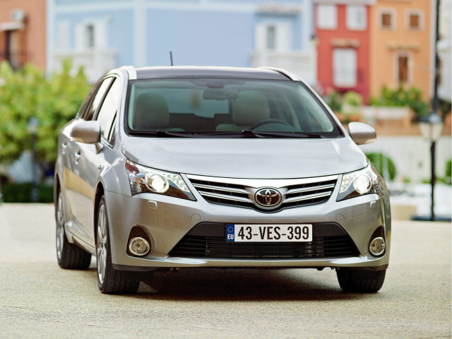 Надежный автомобиль Toyota Avensis 2013