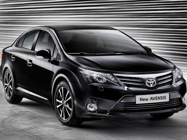 Автомобиль марки Toyota модели Impreza Avensis 2013