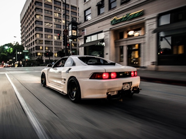 Тойота на улице города