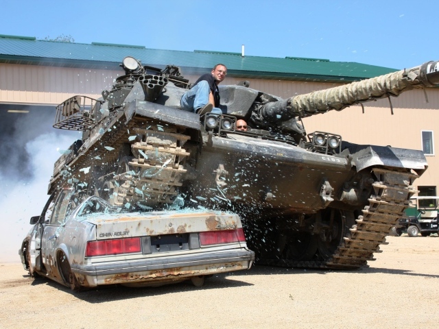 Танк наехал на автомобиль