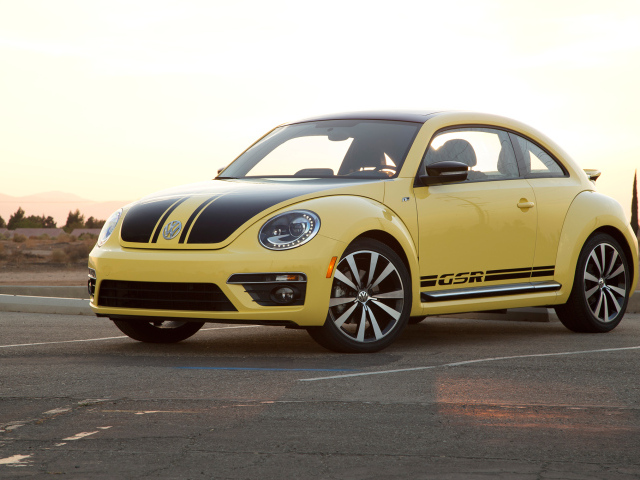 Автомобиль Volkswagen Beetle 2014 на дороге 
