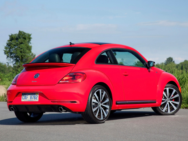 Красивый автомобиль Volkswagen Beetle 2014 в Москве