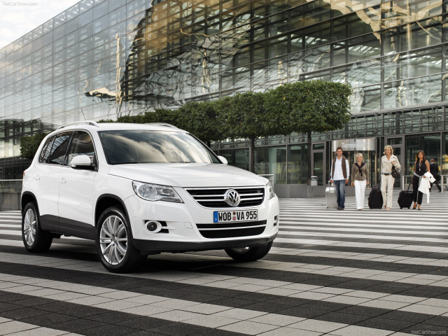 Красивый автомобиль Volkswagen Tiguan в Москве