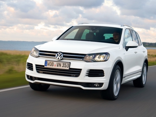 Красивый автомобиль Volkswagen Touareg