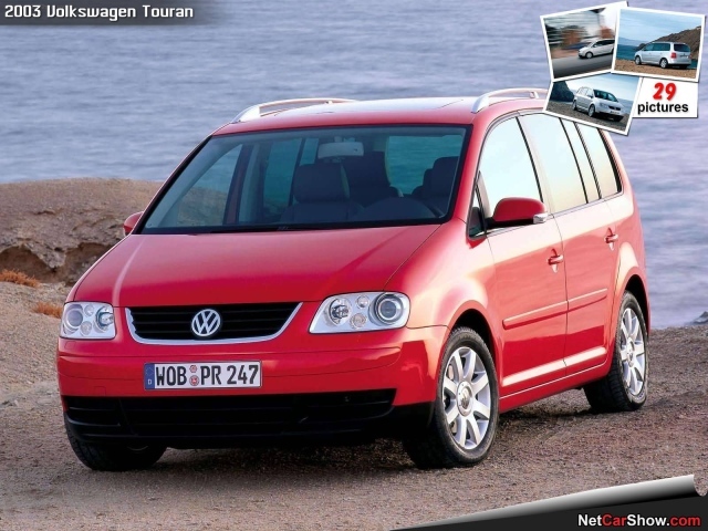 Красивый автомобиль Volkswagen Touran в Москве