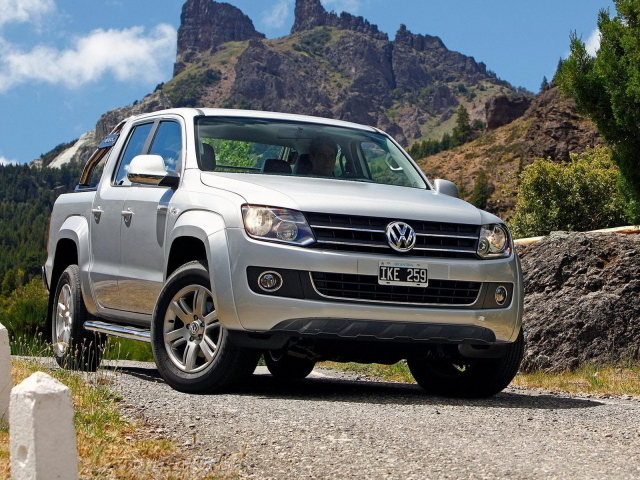 Автомобиль Volkswagen Amarok на дороге
