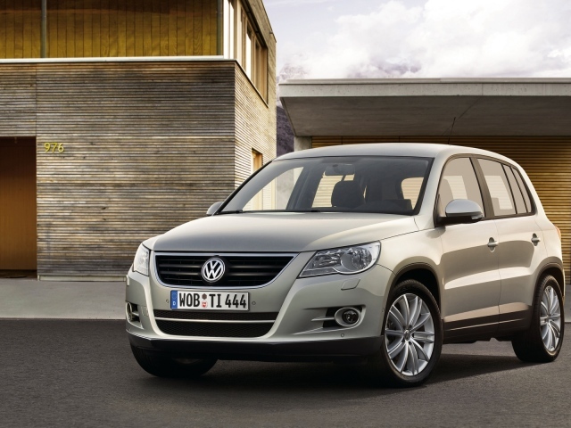 Автомобиль Volkswagen Tiguan на дороге