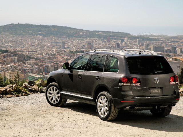 Автомобиль Volkswagen Touareg на дороге