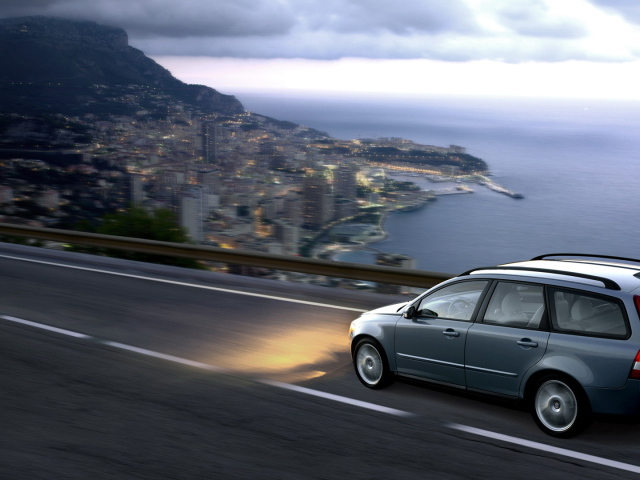 Красивый автомобиль Volvo v50