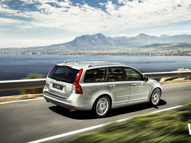  Автомобиль Volvo v50 на дороге